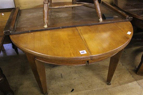 Victorian extending mahogany dining table(-)